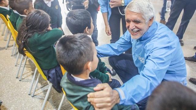 Alcalde con estudiantes - Foto: Prensa Alcaldía Mayor 