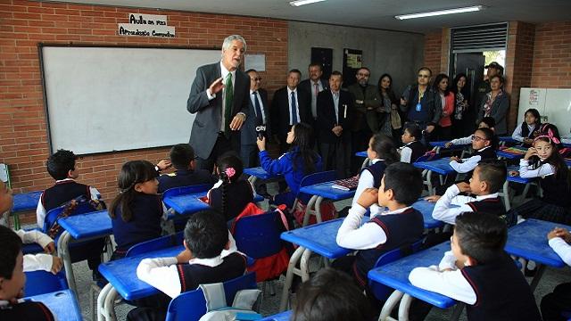 Alcalde con estudiantes - Foto: Prensa Alcaldía Mayor 