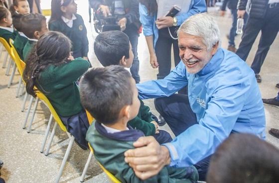 Alcalde con estudiantes de Ciudad Bolívar - Foto: Prensa Alcaldía Mayor / Diego Bauman