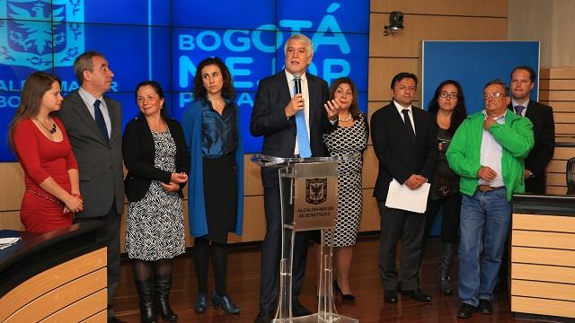 Alcalde con pequeños transportadores del SITP - Foto: Comunicaicones Alcaldía Bogotá / Diego Bauman 