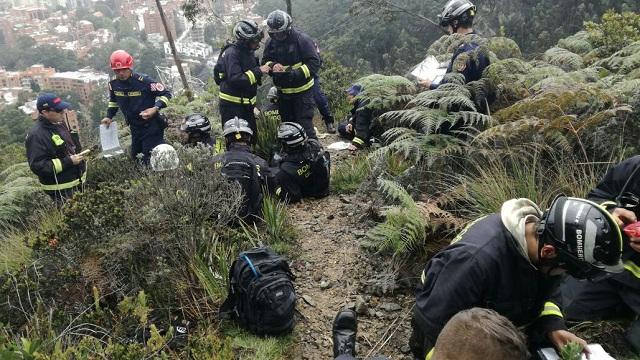 Bomberos Bogotá en curso sobre navegación con brújula en los cerros orientales.