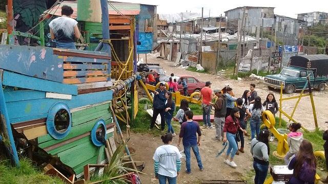 Los voluntarios rehabilitaron el parque de los niños, que está hecho de materiales reciclables.