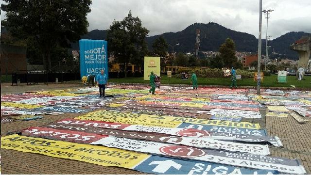 ¡Muchos pendones ilegales fueron recogidos por la Alcaldía Peñalosa!