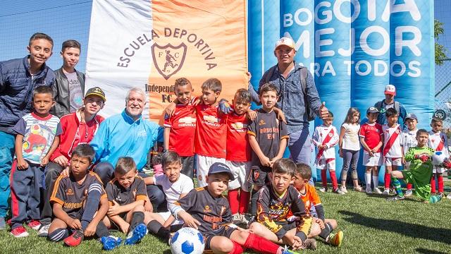 Las canchas cuentan con recomendaciones de FIFA, y están iluminadas para usarlas hasta las 10 p.m. Foto: Alcaldía de Bogotá