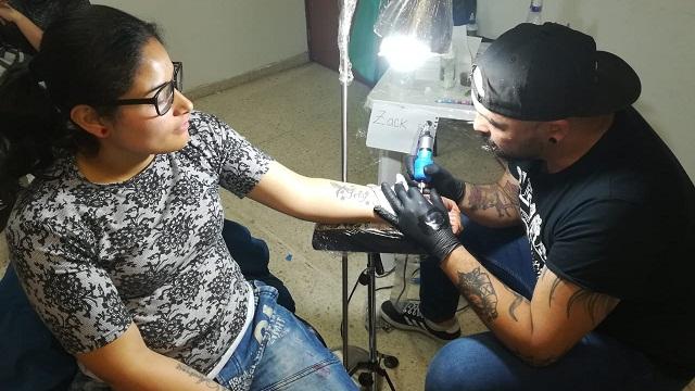 #CaroyCuervoINK es un proyecto apoyado por MinCultura para corregir tatuajes con errores ortográficos