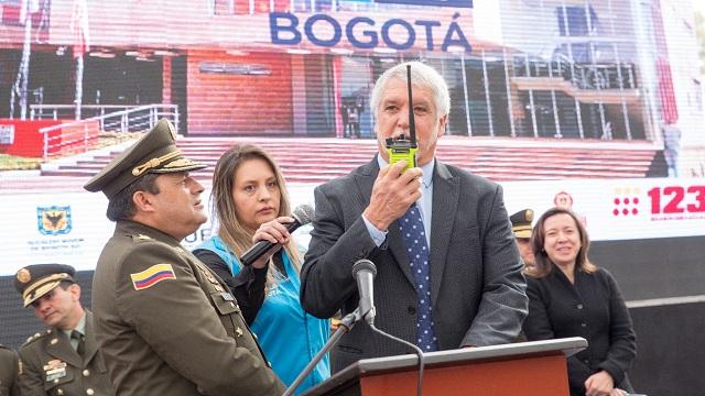 El alcalde le envió un mensaje de agradecimiento a todas las unidades de emergencias - Foto: Alcaldía Peñalosa/Andrés Sandoval