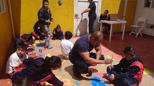 Niños del Centro Crecer con los Bomberos de Bogotá.