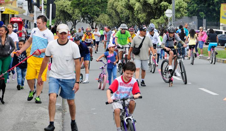 Niños en bici - Foto: www.lapatria.com