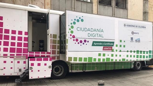 A través de una ruta por la ciudad, Distrito capacita a ciudadanos en el área digital. Foto: Consejería TIC