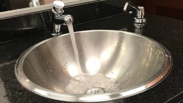 Si almacena agua en vasijas, manténgalas tapadas y consúmala antes de 24 horas