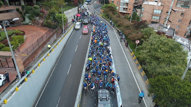 Los participantes formaron un río humano en los cerca de 6.7 kilómetros de ascenso - Foto: IDRD