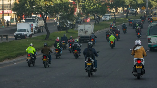 Firmado decreto que prohíbe el parrillero hombre - Foto: Alcaldía Mayor de Bogotá