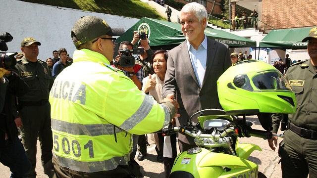 Entrega parque automotor a la Policía - Foto: Comunicaciones Alcaldía Bogotá / Diego Bauman 