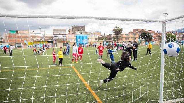 Maratón de entrega de canchas en Kennedy, Antonio Nariño y San Cristóbal - Foto: Comunicaciones Alcaldía Bogotá / Andrés Sandova