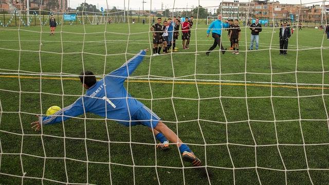 Entrega de canchas sintéticas en Puente Aranda y Kennedy - Foto: Comunicaciones Alcaldía Bogotá / Andrés Sandoval