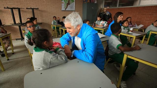 Alcalde entregó colegios reconstruidos en Kennedy y Rafael Uribe Uribe - Foto: Comunicaciones Alcaldía Bogotá / Diego Bauman 