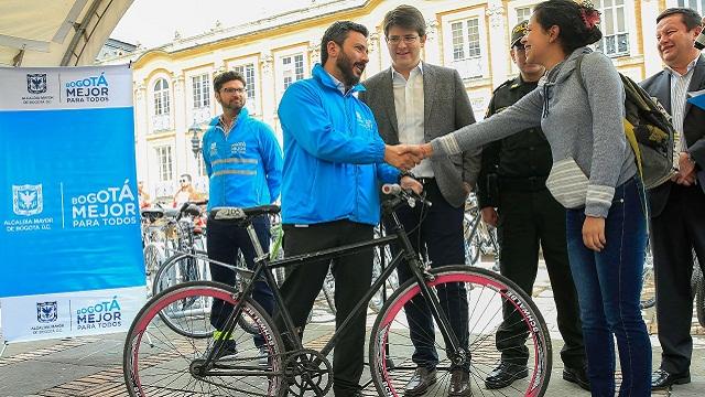 ‘Entregatón’ de más de 110 bicicletas - Foto: Comunicaciones Alcaldía / Diego Bauman