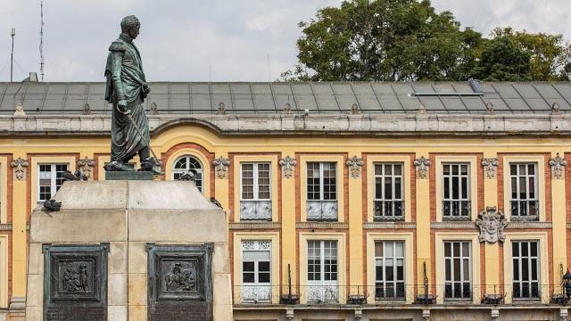 La estatua de Bolívar recupera su espada - Foto: IDPC