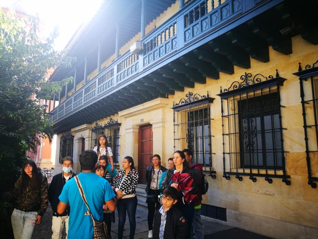 Un grupo de personas escuchando al guía hablar