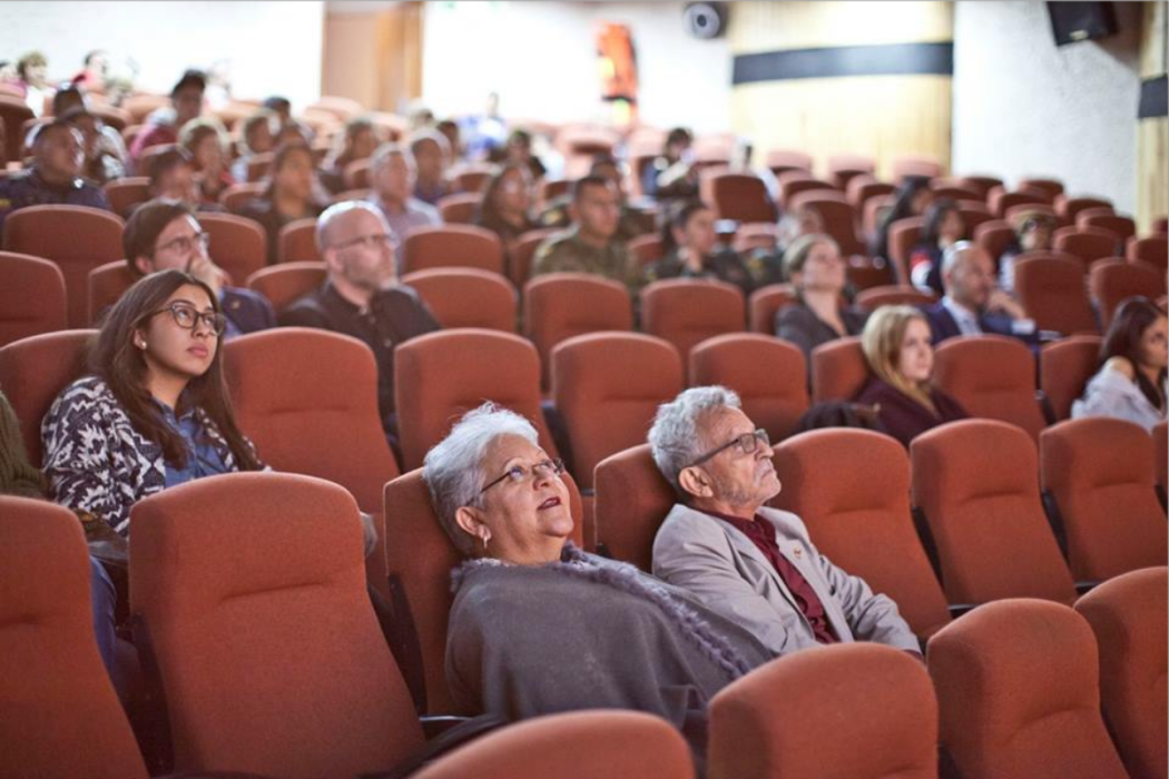 Don señores de la tercera edad viendo hacia la pantalla