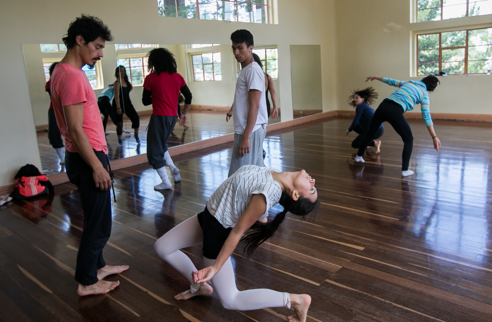 Casona de la Danza - un grupo de jóvenes bailan alrededor del salón, haciendo diferentes movimientos 