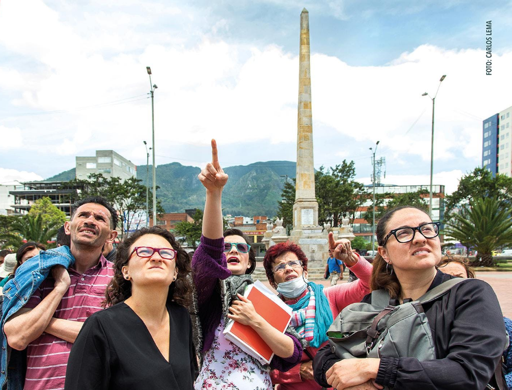 Varias mujeres de frente a la cámara mirando a un punto en común