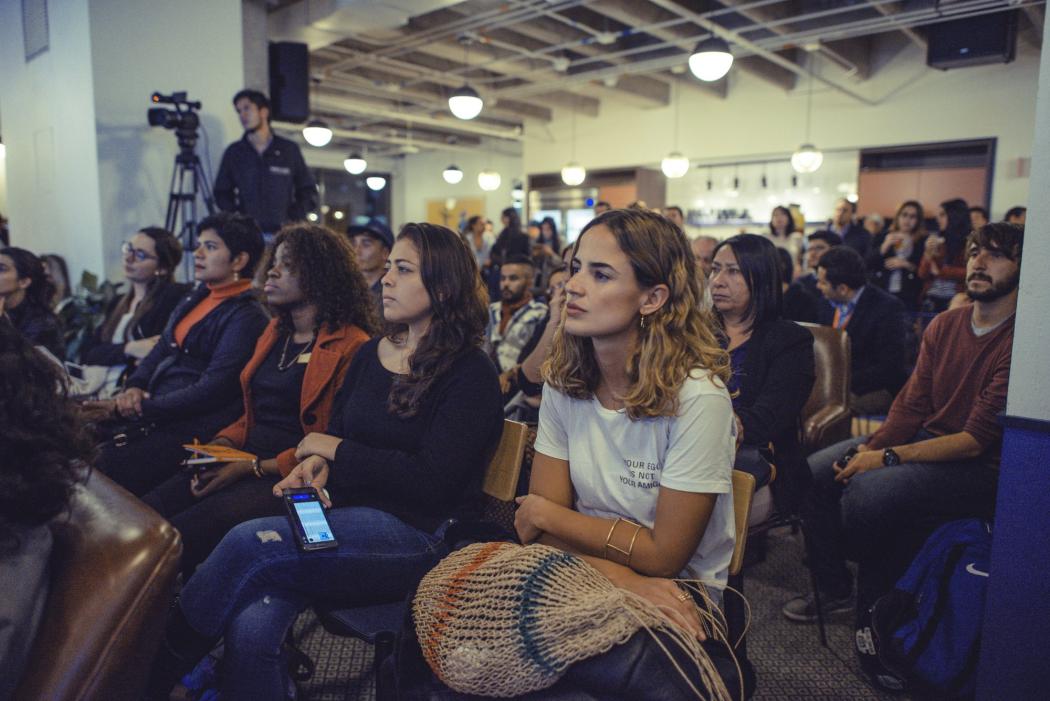 Varias personas escuchando una conferencia 