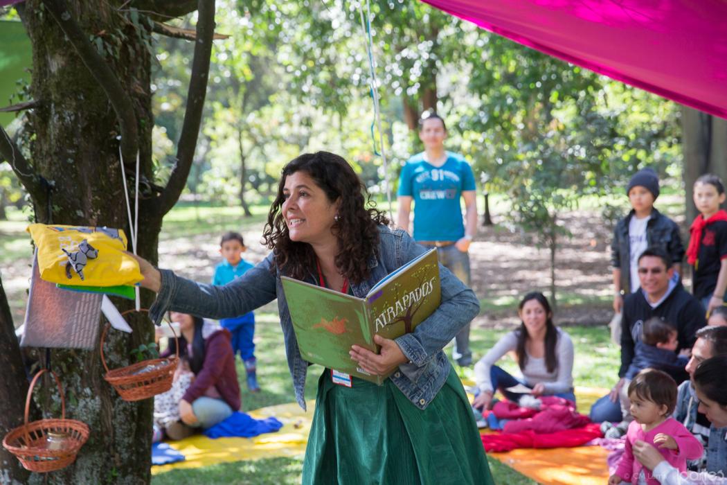 Un mujer con varios libros en los brazos