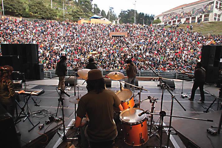 Varias personas tocando en un concierto en La Media Torta