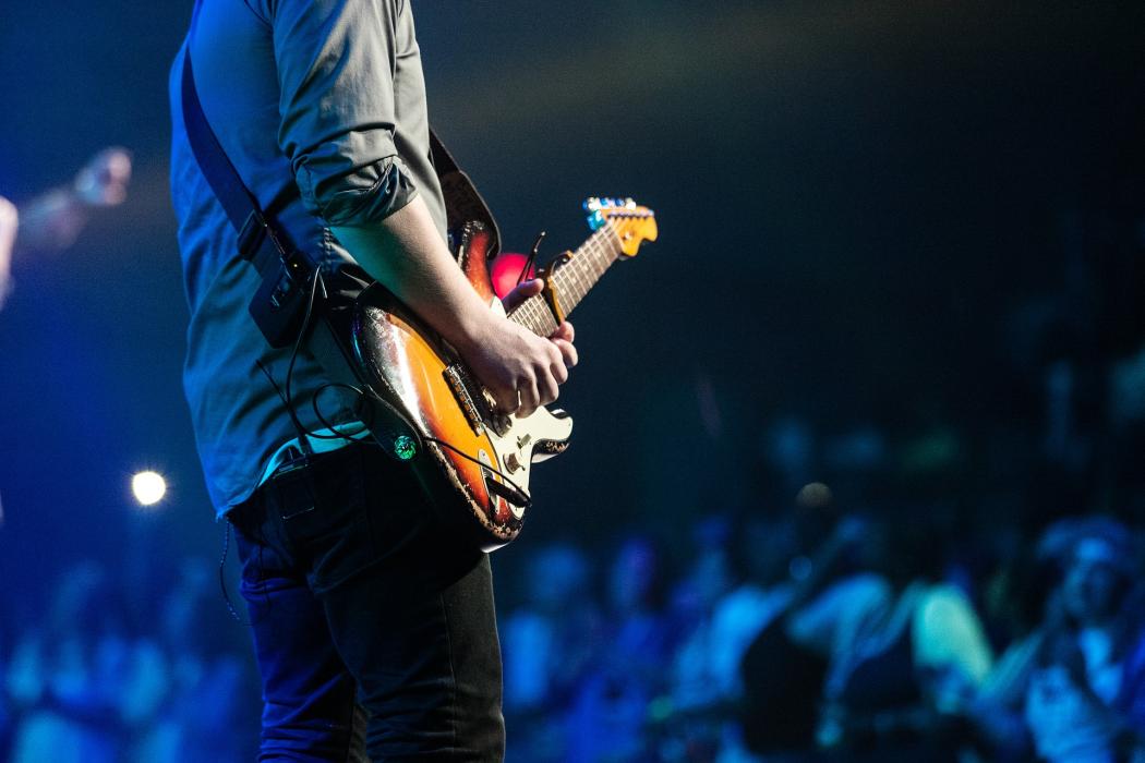 Concierto - Foto: Pixabay (Un hombre con una guitarra) 