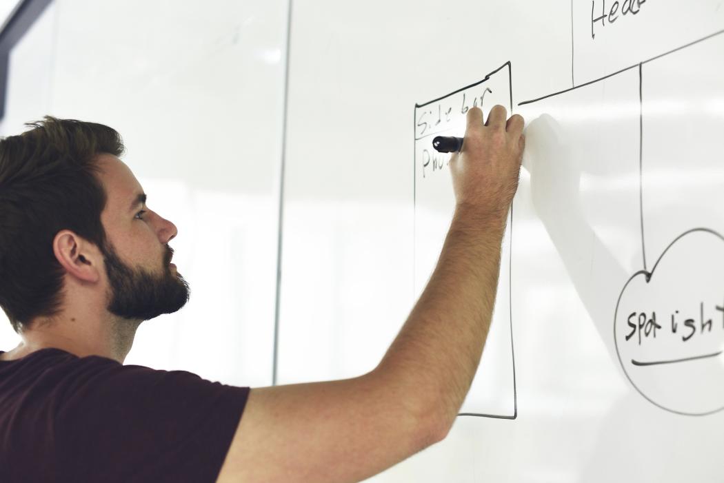 Un hombre escribiendo en un tablero - Foto: Pixabay 