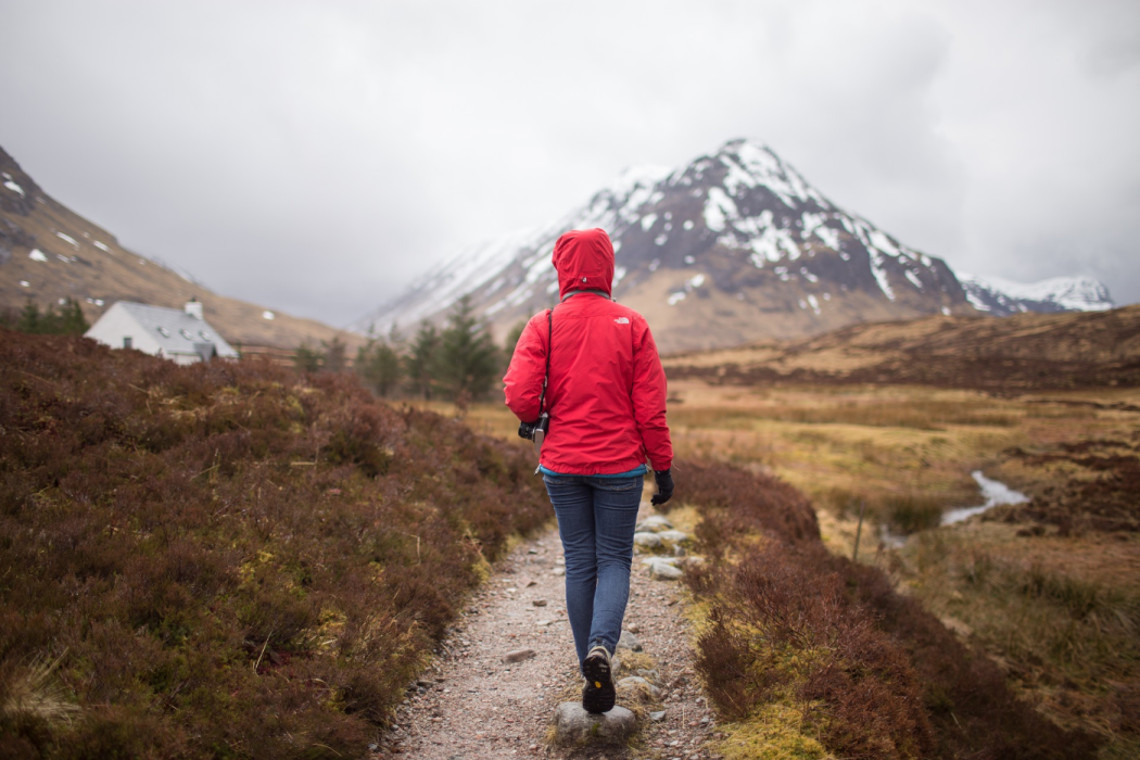 Una mujer caminando en medio de un sendero natural - Foto: Pixabay 