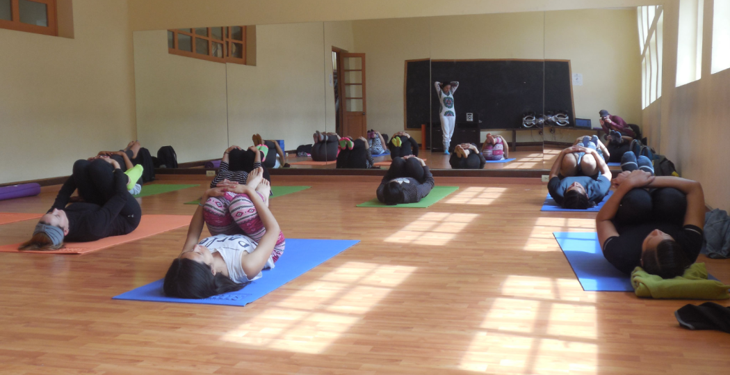 La Casona de la Danza - Foto: Idartes (Varias personas acostadas con las manos en las rodillas, ejercitándose)