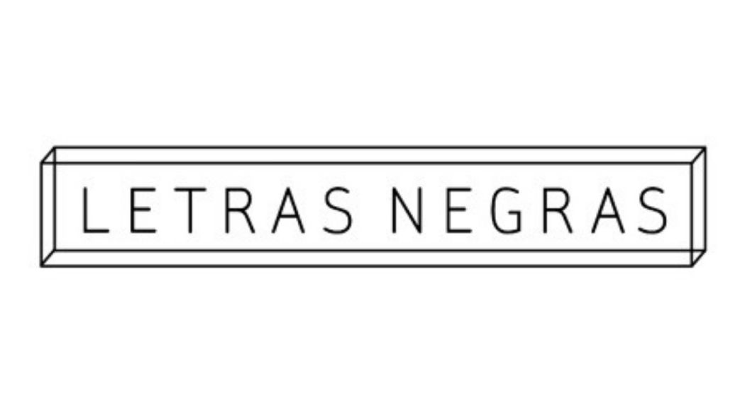 Imagen de la exposición letras negras. Foto: Cargo Collective