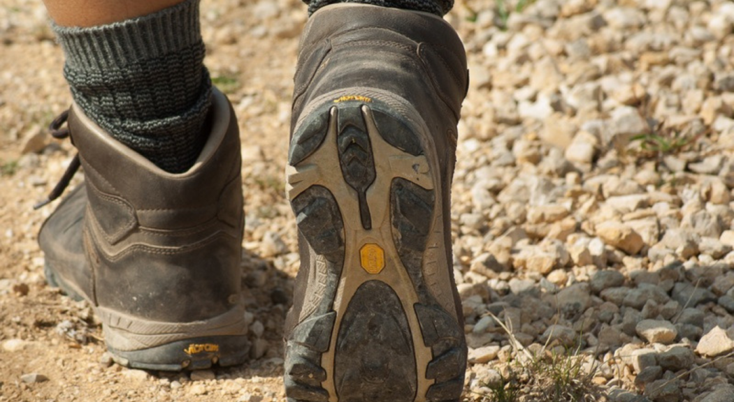 Primer plano de unos zapatos de escalar.