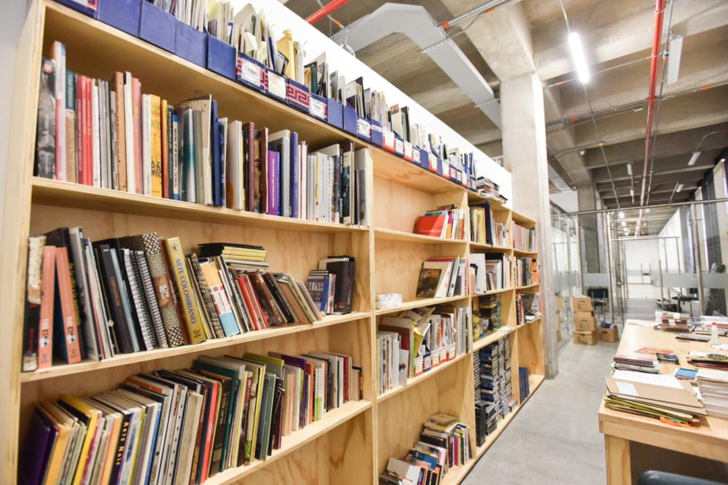 Un stan de bibliotecas con varios libros organizados en filas 