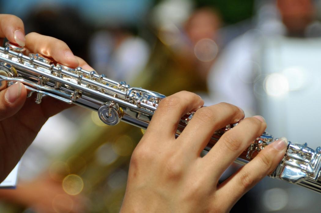 Primer plano de unas manos tocando una flauta 