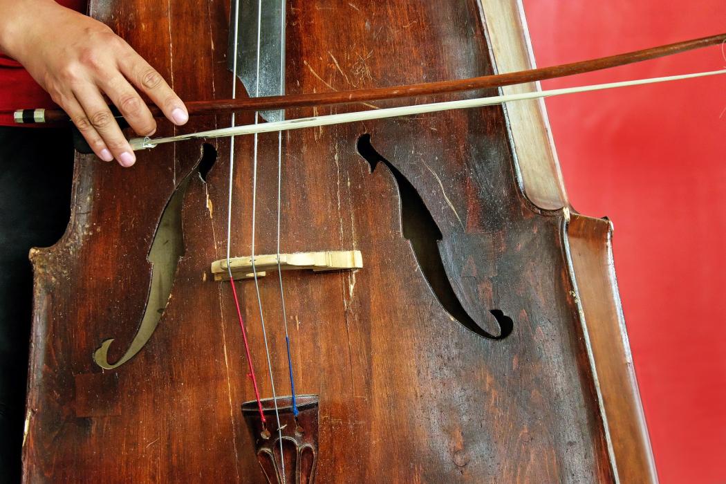 Una persona tocando el violonchelo 