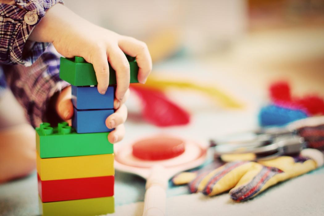 Un niño jugando con cubos y fichas de armar en las vacaciones recreativas