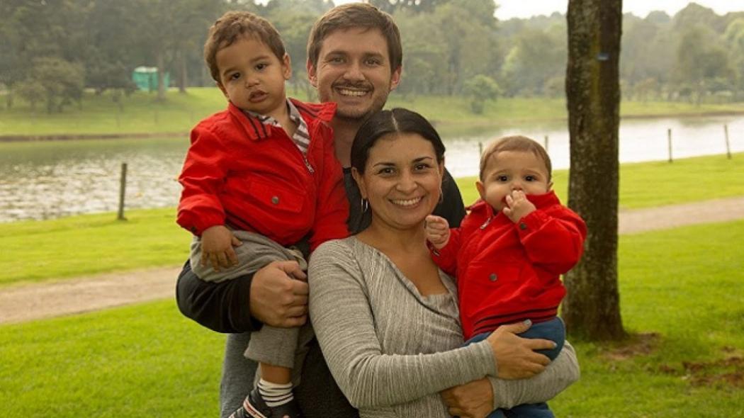 Familia compuesta por papá, mamá, y dos hijos menores de cinco años 