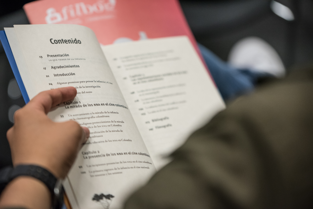 Un hombre sosteniendo un libro 