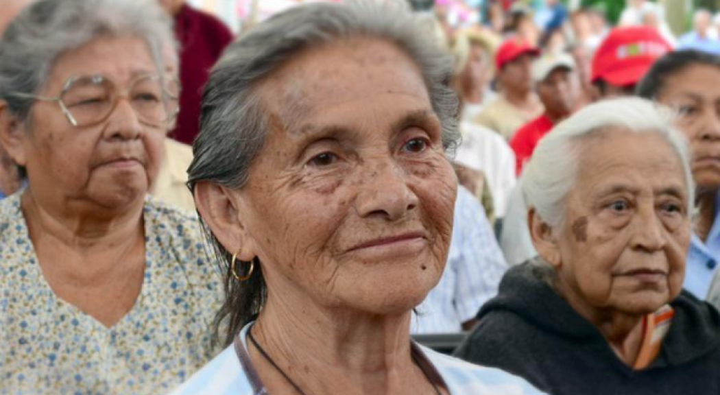 Retrato de tres mujeres mayores.