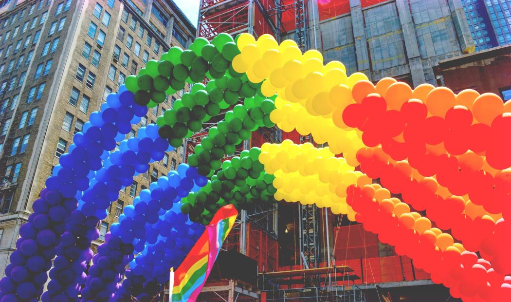 varios globos con los colores de la población lgbti en la semana por la igualdad