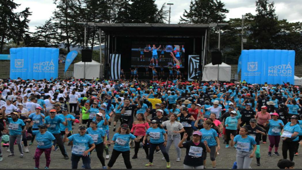 Clases grupales de actividad física en la recreovía de verano