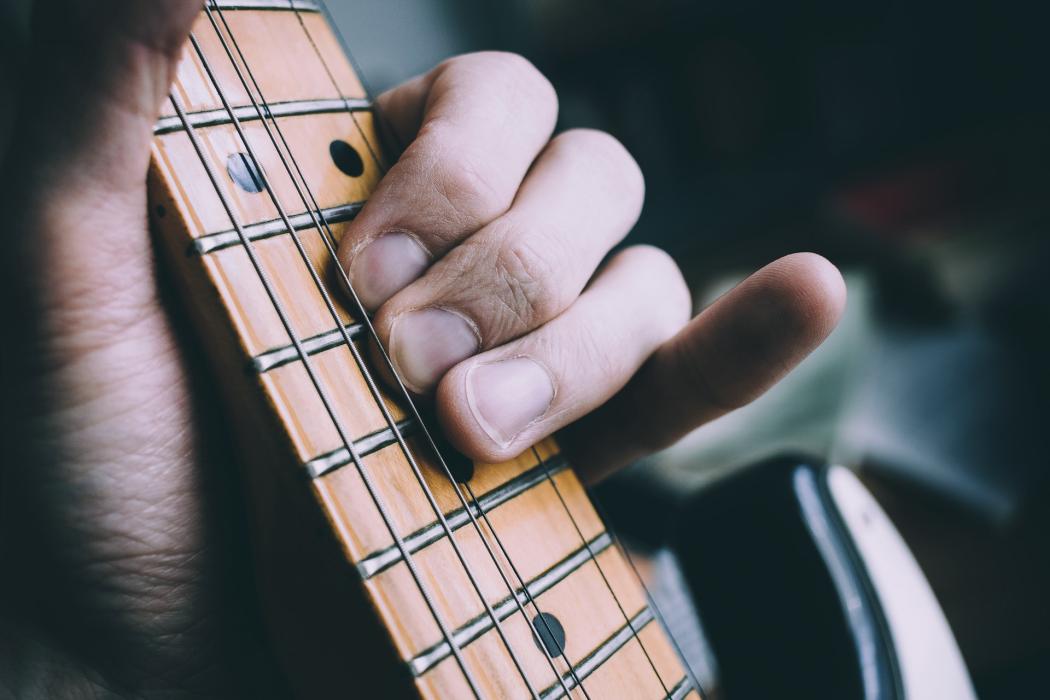 Una persona tocando la guitarra en el concierto para cine de la Orquesta Filarmónica de Bogotá