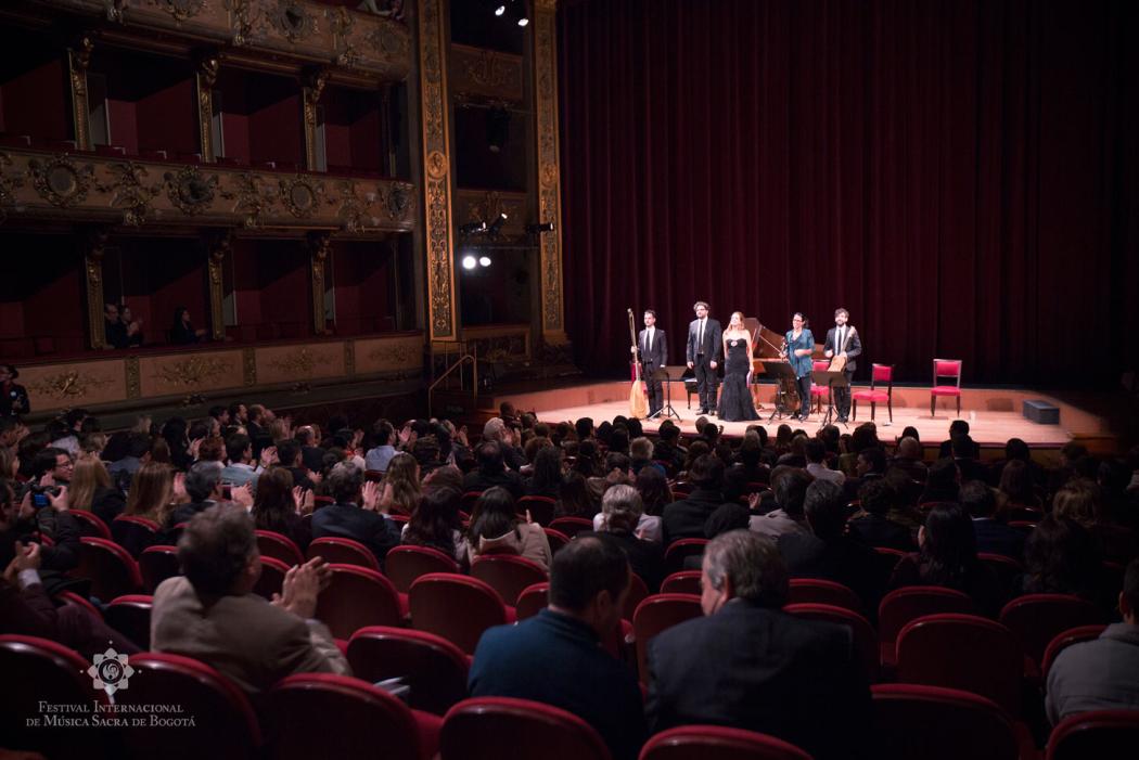 Un grupo cantando y presentándose en el festival internacional de música sacra de Bogotá