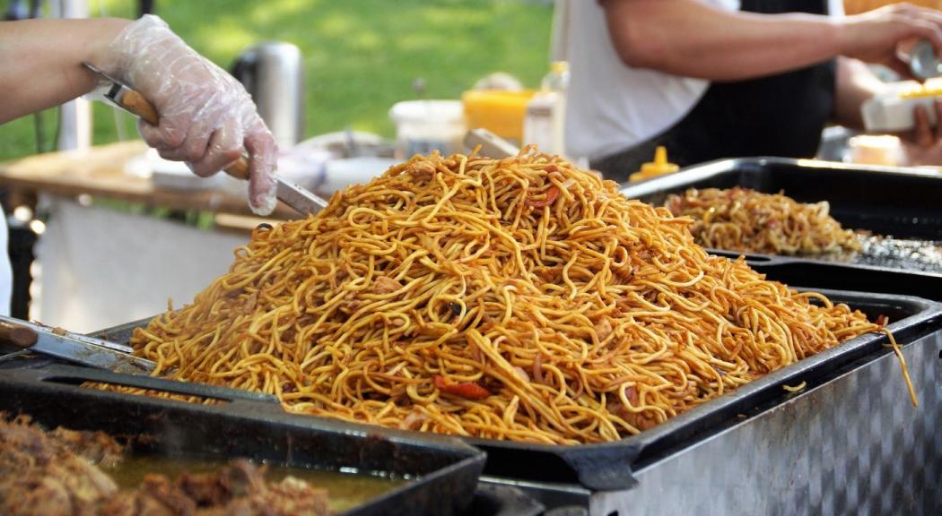 Foto de un gran recipiente lleno de fideos chinos.