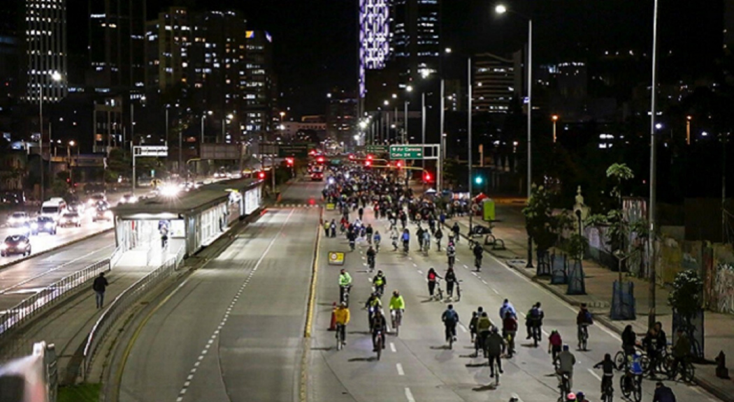 Aspecto de una ciclovía noctura por la calle 26.