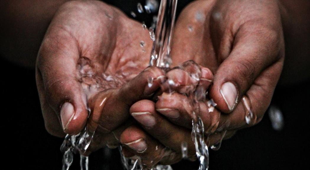 Foto de manos con agua.