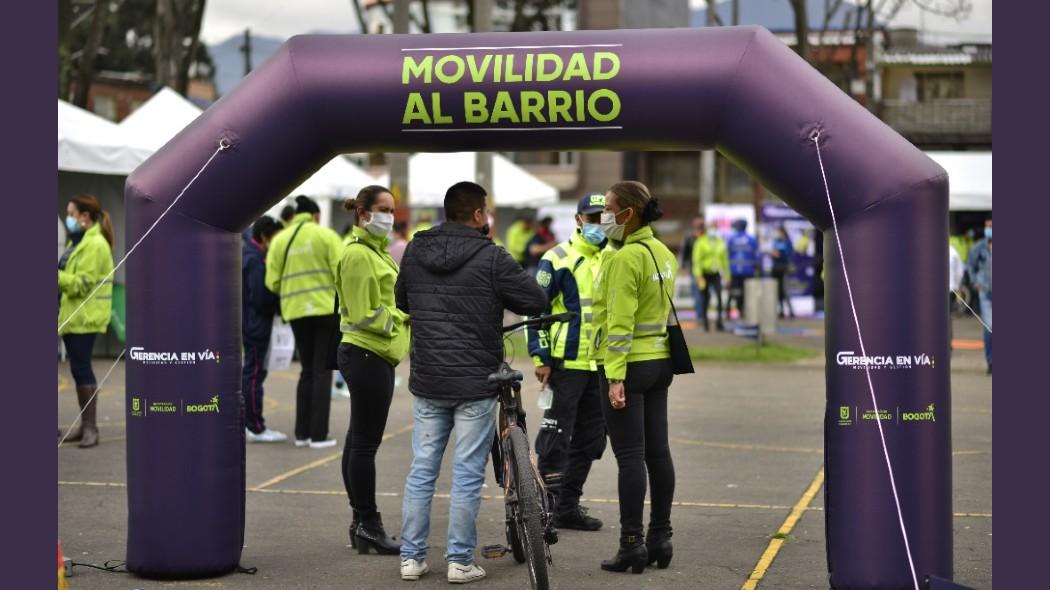 Personas en jornada de Movilidad al barrio.